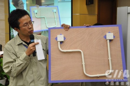 城市光網(wǎng)施工一線員工現(xiàn)場演示引導(dǎo)光纖穿越暗管